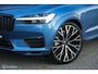 Volvo XC60 2.0 Recharge T8 AWD R-Design | Luchtvering | ACC | 22 Inch | Pano | Stoelverwarming en ventilatie | Stuurwielverwarming | Pilot Assist | Harman Kardon | Bursting Blue | 360 camera