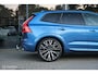 Volvo XC60 2.0 Recharge T8 AWD R-Design | Luchtvering | ACC | 22 Inch | Pano | Stoelverwarming en ventilatie | Stuurwielverwarming | Pilot Assist | Harman Kardon | Bursting Blue | 360 camera