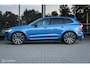 Volvo XC60 2.0 Recharge T8 AWD R-Design | Luchtvering | ACC | 22 Inch | Pano | Stoelverwarming en ventilatie | Stuurwielverwarming | Pilot Assist | Harman Kardon | Bursting Blue | 360 camera