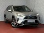Toyota RAV4 2.5 PHEV AWD 306PK ✅gloednieuw ✅ | Trekgew. 1500KG | Head-up display | Camera | Full LED | Elektrische achterklep | Stuur/Stoelverwarming voor+achter PHEV PLUG IN
