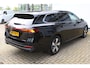 Volkswagen Passat Variant 1.5 eHybrid Elegance Business 272 Pk | Incl. 12 maanden Garantie | Stoelmassage | Stoelverwarming/ventilatie | Head-Up Display | Keyless entry/start | 360° Camera | Elektrisch wegklapbare trekhaak | Elektrische kofferbak | Sfeerverlichting | Elektrisch verstelbare stoelen met memory | Achterbank verwarmd | Adaptive cruise controle | Draadloze telefoonlader | Apple CarPlay/Android Auto | Navigatie | Climate controle |