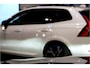 Volvo XC60 2.0 T8 AWD 299kW/407pk Aut8 MJ2027, NIEUW €82.945! Plug-in Ultra Black Exec. LUCHTVERING + BOWERS&WILKINS + PANORAMADAK + EL.TREKHAAK + HEAD-UP + PILOT ASSIST + STOELVERWARMING/-VENTILATIE&-MASSAGE + STUURVERARMING + 360 CAMERA + 21" LM-VELGEN!!