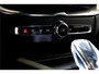 Volvo XC60 2.0 T8 AWD 299kW/407pk Aut8 MJ2027, NIEUW €88.610! Plug-in Ultra Black Exec. LUCHTVERING + BOWERS&WILKINS + PANORAMADAK + EL.TREKHAAK + HEAD-UP + PILOT ASSIST + STOELVERWARMING/-VENTILATIE&-MASSAGE + STUURVERARMING + 360 CAMERA + 21" LM-VELGEN!!