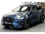 Volvo XC60 2.0 T8 AWD 299kW/407pk Aut8 MJ2027, NIEUW €82.945! Plug-in Ultra Black Exec. LUCHTVERING + BOWERS&WILKINS + PANORAMADAK + EL.TREKHAAK + HEAD-UP + PILOT ASSIST + STOELVERWARMING/-VENTILATIE&-MASSAGE + STUURVERARMING + 360 CAMERA + 21" LM-VELGEN!!
