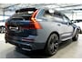 Volvo XC60 2.0 T8 AWD 299kW/407pk Aut8 MJ2027, NIEUW €82.945! Plug-in Ultra Black Exec. LUCHTVERING + BOWERS&WILKINS + PANORAMADAK + EL.TREKHAAK + HEAD-UP + PILOT ASSIST + STOELVERWARMING/-VENTILATIE&-MASSAGE + STUURVERARMING + 360 CAMERA + 21" LM-VELGEN!!