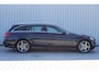 Mercedes-Benz C-klasse Estate 180 Business Solution AMG | Incl. 12 maanden garantie | Lederen sportstoelen | Cruise control | Climate control | Trekhaak | Zwarte hemel | LED Koplampen | 18" LM | Elektrische achterklep | Achteruitrijcamera | Dodehoek detectie |