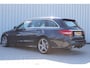 Mercedes-Benz C-klasse Estate 180 Business Solution AMG | Incl. 12 maanden garantie | Lederen sportstoelen | Cruise control | Climate control | Trekhaak | Zwarte hemel | LED Koplampen | 18" LM | Elektrische achterklep | Achteruitrijcamera | Dodehoek detectie |