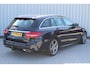 Mercedes-Benz C-klasse Estate 180 Business Solution AMG | Incl. 12 maanden garantie | Lederen sportstoelen | Cruise control | Climate control | Trekhaak | Zwarte hemel | LED Koplampen | 18" LM | Elektrische achterklep | Achteruitrijcamera | Dodehoek detectie |