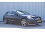Mercedes-Benz C-klasse Estate 180 Business Solution AMG | Incl. 12 maanden garantie | Lederen sportstoelen | Cruise control | Climate control | Trekhaak | Zwarte hemel | LED Koplampen | 18" LM | Elektrische achterklep | Achteruitrijcamera | Dodehoek detectie |