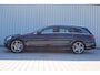 Mercedes-Benz C-klasse Estate 180 Business Solution AMG | Incl. 12 maanden garantie | Lederen sportstoelen | Cruise control | Climate control | Trekhaak | Zwarte hemel | LED Koplampen | 18" LM | Elektrische achterklep | Achteruitrijcamera | Dodehoek detectie |