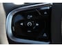 Volvo XC90 T8 455pk Automaat AWD Ultra Black Edition Stoelmassage - en ventilatie Luchtvering / Trekhaak / Panoramadak / Google services / Elektrisch bedienbare voorstoelen met geheugen / Stoelverwarming voor en achter