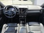Volvo XC40 2.0 T4 Inscription | Harman Kardon Audio | Schuif-/Kanteldak | Keyless | Stoelverwarming | BLIS | Achteruitrijcamera | Lichtmetalen Velgen 19 inch | Parkeersensoren V+A | Trekhaak