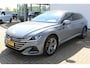 Volkswagen Arteon Shooting Brake 1.4 TSI eHybrid R-Line Business+ | Incl. 12 maanden Garantie | Elektrisch wegklapbare trekhaak | Elektrisch verstelbare stoelen met memory | Stoelmassage | Stoel/stuurverwarming | Achteruitrijcamera | Adaptive cruise controle | Apple CarPlay/Android Auto | Elektrische kofferbakklep | Achterbank verwarmd | Dodehoekdetectie | Keyless entry/start |