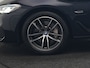 BMW 5-Serie Touring 530e M Sport PHEV 293pk Dealer O.H. | Trekhaak Af Fabriek | Adaptive Cruise | Head Up | Laser LED | Harman / Kardon | Camera | Lederen Sportstoelen & Stuur Verwarmd | Sfeerverlichting | Keyless | Blis | Apple Carplay | DAB | 18"L.M | Plug In Hybrid |