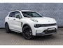 Lynk & Co 01 1.5 Core | Black Edition | Ledverlichting | 1800 kg trekvermogen | Keyless Entry | Apple Carplay & Android Auto | Adaptieve Cruise Control | Achteruitrijcamera | Stoelverwarming | 15,4 inch middendisplay | Premium audiosysteem |