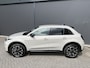 Fiat 600 600e La Prima 54 kWh Achteruitrijcamera - Apple carplay - Draadloze telefoonoplader - Parkeersensoren - Navigatie - Airco - Stoelverwarming - Voorstoelen met massagefunctie - Licht metalen velgen 18 inch - Keyles Cruise control - Dodehoek detector - Extra getint glas achter - Regensensor - Led verlichting - Stuur multifunctioneel