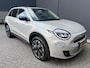 Fiat 600 600e La Prima 54 kWh Achteruitrijcamera - Apple carplay - Draadloze telefoonoplader - Parkeersensoren - Navigatie - Airco - Stoelverwarming - Voorstoelen met massagefunctie - Licht metalen velgen 18 inch - Keyles Cruise control - Dodehoek detector - Extra getint glas achter - Regensensor - Led verlichting - Stuur multifunctioneel