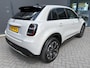 Fiat 600 600e La Prima 54 kWh Achteruitrijcamera - Apple carplay - Draadloze telefoonoplader - Parkeersensoren - Navigatie - Airco - Stoelverwarming - Voorstoelen met massagefunctie - Licht metalen velgen 18 inch - Keyles Cruise control - Dodehoek detector - Extra getint glas achter - Regensensor - Led verlichting - Stuur multifunctioneel