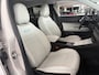 Fiat 600 600e La Prima 54 kWh Achteruitrijcamera - Apple carplay - Draadloze telefoonoplader - Parkeersensoren - Navigatie - Airco - Stoelverwarming - Voorstoelen met massagefunctie - Licht metalen velgen 18 inch - Keyles Cruise control - Dodehoek detector - Extra getint glas achter - Regensensor - Led verlichting - Stuur multifunctioneel