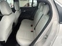 Fiat 600 600e La Prima 54 kWh Achteruitrijcamera - Apple carplay - Draadloze telefoonoplader - Parkeersensoren - Navigatie - Airco - Stoelverwarming - Voorstoelen met massagefunctie - Licht metalen velgen 18 inch - Keyles Cruise control - Dodehoek detector - Extra getint glas achter - Regensensor - Led verlichting - Stuur multifunctioneel