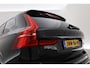 Volvo XC60 2.0 T6 Plug-in hybrid AWD Ultra Black Edition | Pano | Trekhaak | 360 cam | Head up | B&W audio | ACC | Blis | Stoel & Stuur verw. |