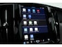 Volvo XC60 2.0 T6 Plug-in hybrid AWD Ultra Black Edition | Pano | Trekhaak | 360 cam | Head up | B&W audio | ACC | Blis | Stoel & Stuur verw. |