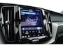 Volvo XC60 2.0 T6 Plug-in hybrid AWD Ultra Black Edition | Pano | Trekhaak | 360 cam | Head up | B&W audio | ACC | Blis | Stoel & Stuur verw. |