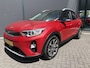 Kia Stonic 1.0 T-GDi DynamicPlusLine Achteruitrijcamera - Airco - Parkeersensor achter - Navigatie - Cruise control - Dakrails - keyless entry and start - Elektrische ramen - Radio - Mistlampen - Bluetooth - Licht metalen velgen Start/stop systeem - Elektrische ramen - Stuur multifunctioneel