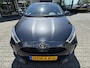 Toyota Yaris HYBRID 115 DYNAMIC COMFORT-PACK STOEL/STUURVERW PARK-SENSOREN BLIND-SPOT APPLE/ANDROID KEYLESS 16" LM-VELGEN ALL-SEASONS NL-AUTO