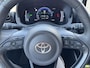 Toyota Yaris HYBRID 115 DYNAMIC COMFORT-PACK STOEL/STUURVERW PARK-SENSOREN BLIND-SPOT APPLE/ANDROID KEYLESS 16" LM-VELGEN ALL-SEASONS NL-AUTO