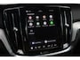 Volvo V60 T8 Plug-in hybrid AWD Plus Dark | Achterbank verwarmd | Apple Carplay & Android Auto | Buitenspiegels elektrisch verstel- en verwarmbaar | Cruise control adaptief met Stop&Go en stuurhulp | Electronic climate controle | Lichtmetalen velgen multi-spaaks 18" | Trekhaak