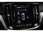 Volvo V60 T8 Plug-in hybrid AWD Plus Dark | Achterbank verwarmd | Apple Carplay & Android Auto | Buitenspiegels elektrisch verstel- en verwarmbaar | Cruise control adaptief met Stop&Go en stuurhulp | Electronic climate controle | Lichtmetalen velgen multi-spaaks 18" | Trekhaak