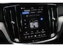 Volvo V60 T8 Plug-in hybrid AWD Plus Dark | Achterbank verwarmd | Apple Carplay & Android Auto | Buitenspiegels elektrisch verstel- en verwarmbaar | Cruise control adaptief met Stop&Go en stuurhulp | Electronic climate controle | Lichtmetalen velgen multi-spaaks 18" | Trekhaak
