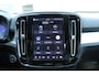 Volvo XC40 B4 Plus Dark | Elektrische verstelbare stoelen met geheugen| Trekhaak | Verwarmbare voorstoelen en stuurwiel | Premium audio by Harman Kardon | Apple carplay/Android auto | Achteruitrijcamera | Parkeersensoren voor/achter | All-seasonbanden