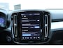 Volvo XC40 B4 Plus Dark | Elektrische verstelbare stoelen met geheugen| Trekhaak | Verwarmbare voorstoelen en stuurwiel | Premium audio by Harman Kardon | Apple carplay/Android auto | Achteruitrijcamera | Parkeersensoren voor/achter | All-seasonbanden