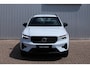 Volvo XC40 B4 Plus Dark | Elektrische verstelbare stoelen met geheugen| Trekhaak | Verwarmbare voorstoelen en stuurwiel | Premium audio by Harman Kardon | Apple carplay/Android auto | Achteruitrijcamera | Parkeersensoren voor/achter | All-seasonbanden