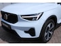 Volvo XC40 B4 Plus Dark | Elektrische verstelbare stoelen met geheugen| Trekhaak | Verwarmbare voorstoelen en stuurwiel | Premium audio by Harman Kardon | Apple carplay/Android auto | Achteruitrijcamera | Parkeersensoren voor/achter | All-seasonbanden
