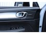 Volvo XC40 B4 Plus Dark | Elektrische verstelbare stoelen met geheugen| Trekhaak | Verwarmbare voorstoelen en stuurwiel | Premium audio by Harman Kardon | Apple carplay/Android auto | Achteruitrijcamera | Parkeersensoren voor/achter | All-seasonbanden