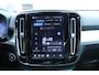 Volvo XC40 B4 Plus Dark | Elektrische verstelbare stoelen met geheugen| Trekhaak | Verwarmbare voorstoelen en stuurwiel | Premium audio by Harman Kardon | Apple carplay/Android auto | Achteruitrijcamera | Parkeersensoren voor/achter | All-seasonbanden