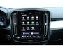 Volvo XC40 B4 Plus Dark | Elektrische verstelbare stoelen met geheugen| Trekhaak | Verwarmbare voorstoelen en stuurwiel | Premium audio by Harman Kardon | Apple carplay/Android auto | Achteruitrijcamera | Parkeersensoren voor/achter | All-seasonbanden