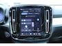 Volvo XC40 B4 Plus Dark | Elektrische verstelbare stoelen met geheugen| Trekhaak | Verwarmbare voorstoelen en stuurwiel | Premium audio by Harman Kardon | Apple carplay/Android auto | Achteruitrijcamera | Parkeersensoren voor/achter | All-seasonbanden