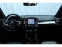 Volvo XC40 B4 Plus Dark | Elektrische verstelbare stoelen met geheugen| Trekhaak | Verwarmbare voorstoelen en stuurwiel | Premium audio by Harman Kardon | Apple carplay/Android auto | Achteruitrijcamera | Parkeersensoren voor/achter | All-seasonbanden