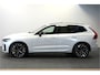 Volvo XC60 2.0 T8 AWD 335kW/456pk Aut8 Recharge Ultra Dark Excl. LUCHTVERING + BOWERS&WILKINS + PANORAMADAK + BLIS + HEAD-UP + PILOT ASSIST + V&A STOEL-&STUURVERWARMING + GOOGLE + STOELVENTILATIE&-MASSAGE + ADAPT.CRUISE + 360 CAMERA + 21" LM-VELGEN!!