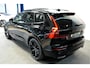 Volvo XC60 2.0 T8 AWD 299kW/407pk Aut8 MJ2027, NIEUW €82.945! Plug-in Ultra Black Exec. LUCHTVERING + BOWERS&WILKINS + PANORAMADAK + EL.TREKHAAK + HEAD-UP + PILOT ASSIST + STOELVERWARMING/-VENTILATIE&-MASSAGE + STUURVERARMING + 360 CAMERA + 21" LM-VELGEN!!