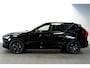 Volvo XC60 2.0 T8 AWD 299kW/407pk Aut8 MJ2027, NIEUW €82.945! Plug-in Ultra Black Exec. LUCHTVERING + BOWERS&WILKINS + PANORAMADAK + EL.TREKHAAK + HEAD-UP + PILOT ASSIST + STOELVERWARMING/-VENTILATIE&-MASSAGE + STUURVERARMING + 360 CAMERA + 21" LM-VELGEN!!