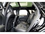 Volvo XC60 2.0 T8 AWD 299kW/407pk Aut8 MJ2027, NIEUW €82.945! Plug-in Ultra Black Exec. LUCHTVERING + BOWERS&WILKINS + PANORAMADAK + EL.TREKHAAK + HEAD-UP + PILOT ASSIST + STOELVERWARMING/-VENTILATIE&-MASSAGE + STUURVERARMING + 360 CAMERA + 21" LM-VELGEN!!