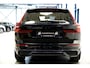 Volvo XC60 2.0 T8 AWD 299kW/407pk Aut8 MJ2027, NIEUW €82.945! Plug-in Ultra Black Exec. LUCHTVERING + BOWERS&WILKINS + PANORAMADAK + EL.TREKHAAK + HEAD-UP + PILOT ASSIST + STOELVERWARMING/-VENTILATIE&-MASSAGE + STUURVERARMING + 360 CAMERA + 21" LM-VELGEN!!