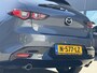 Mazda 3 2.0 e-SkyActiv-G M Hybrid 122 Comfort met Bose | Apple Carplay / Android Auto | Navigatiesysteem | Licht + Regensensor | Elektrisch Verstelbare Bestuurderstoel | Stoel + Stuurverwarming | Parkeersensoren Voor + Achter | Camera Achter | 18"Lichtmetalen velgen | Lederen Bekleding | Cruise Control Adaptief