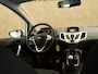 Ford Fiesta 1.25 Titanium - ORIGINEEL NEDERLANDSE AUTO - LEDEREN STUURWIEL EN VERSNELLINGSPOOK - LICHTMETALEN VELGEN 15" - MISTLAMPEN VOOR - CENTRALE DEURVERGRENDELING MET AFSTANDSBEDIENING - BUITENSPIEGELS ELEKTRISCH VERSTEL- EN VERWARMBAAR