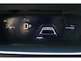 Peugeot 208 GT | Armsteunen op de voorportieren bekleed met kunstleder met groen sierstiksel (GT-Line) | Climate Control | Dashboard en deurpanelen in kunststof met carboneffect